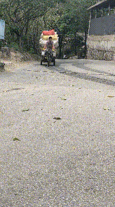 直行车半挂，还这么多轮胎，拉这么多货，还骑得那么轻松！真的厉害👍🏻