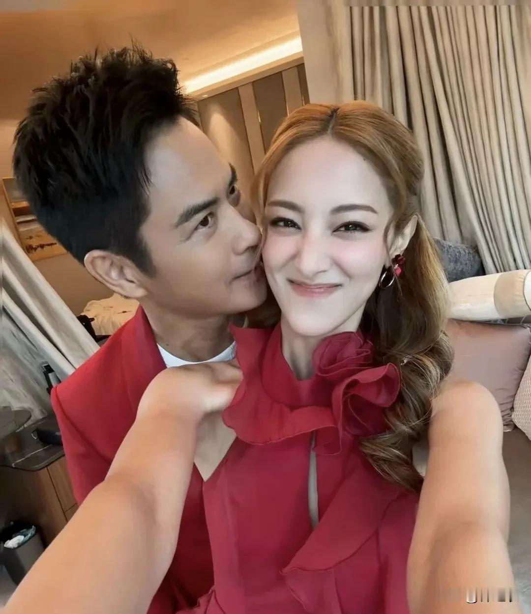 郑嘉颖近日和妻子陈凯琳一起出席活动，夫妻俩都是一身红衣红裙的打扮，看起来就像是新