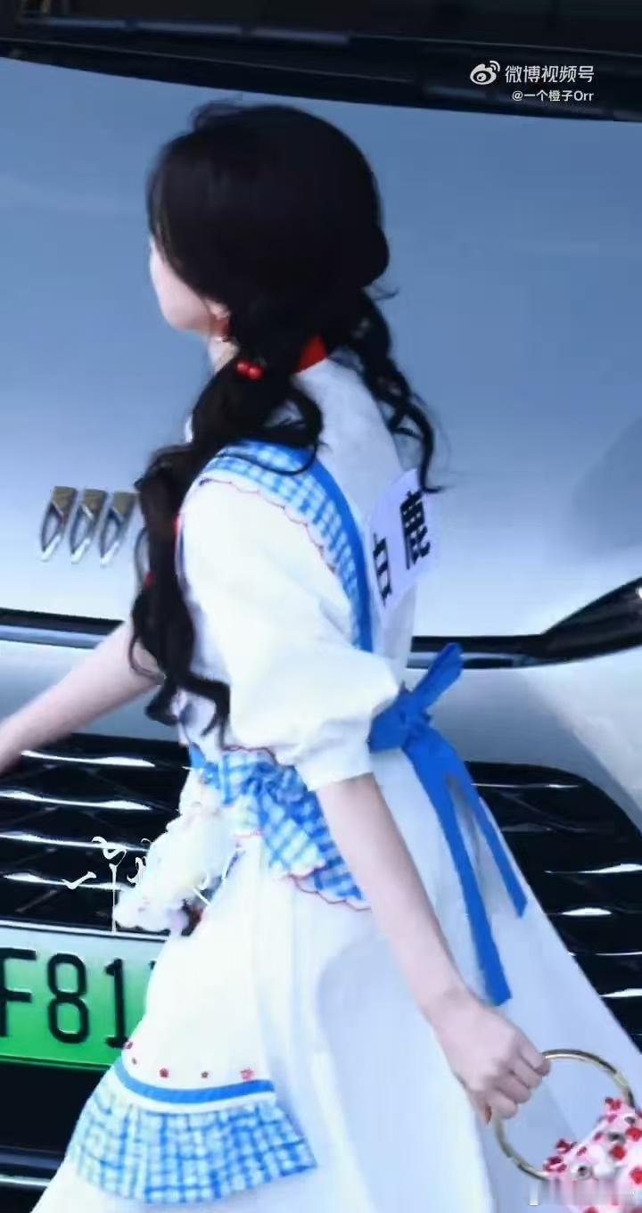 白鹿小厨娘造型好萌软萌氛围感持续发酵，白鹿跑男路透造型清新温柔，小厨娘穿搭简约大