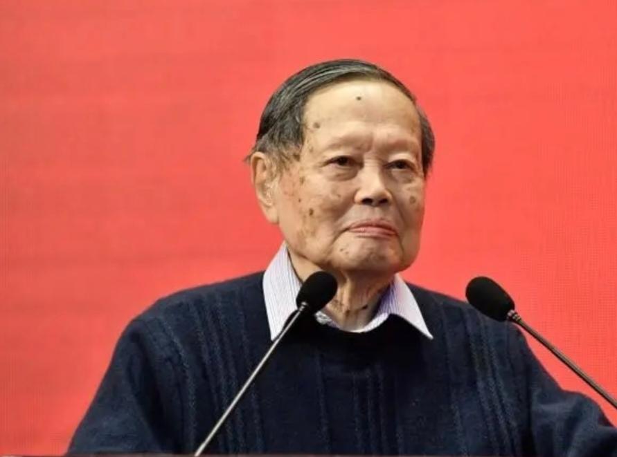 10月18日，著名科学家杨振宁杨老因病逝世，对他为中国科学界所做的贡献致以崇高的