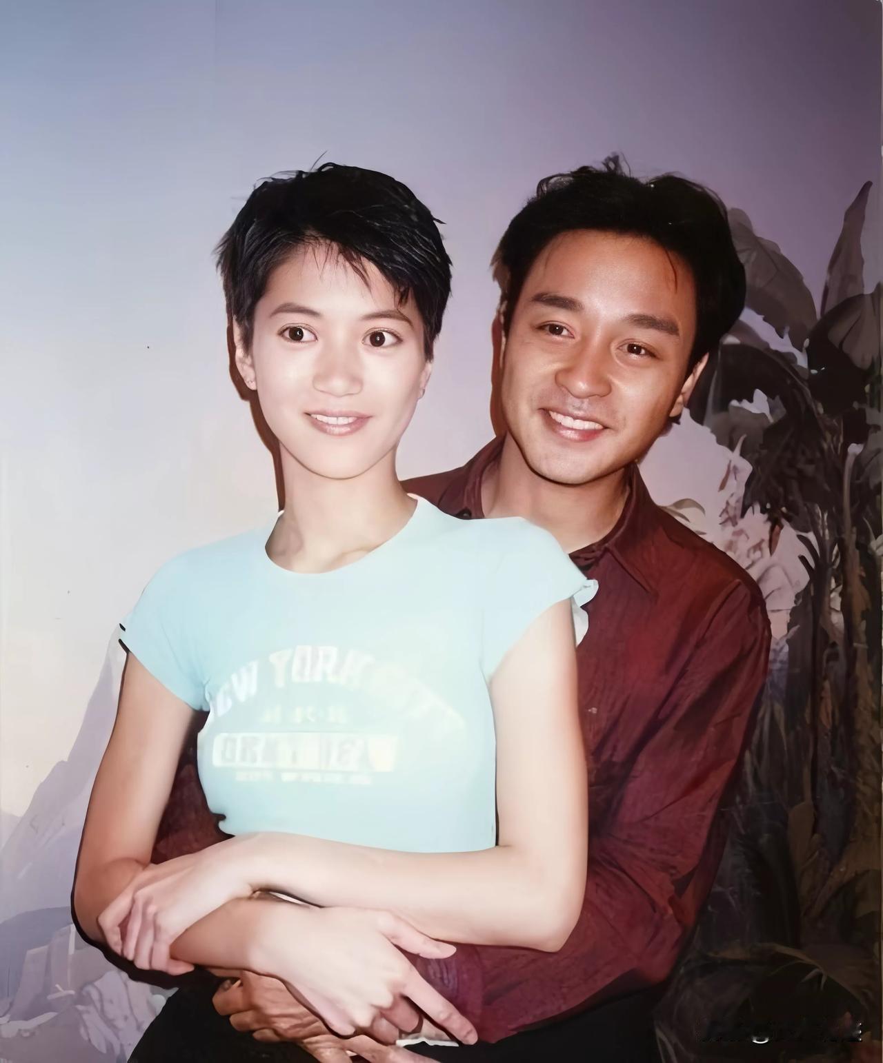 哥哥怀里抱着的小男生是谁啊？长得也太漂亮了？浓眉大眼，又精神，又机灵的样子，特别