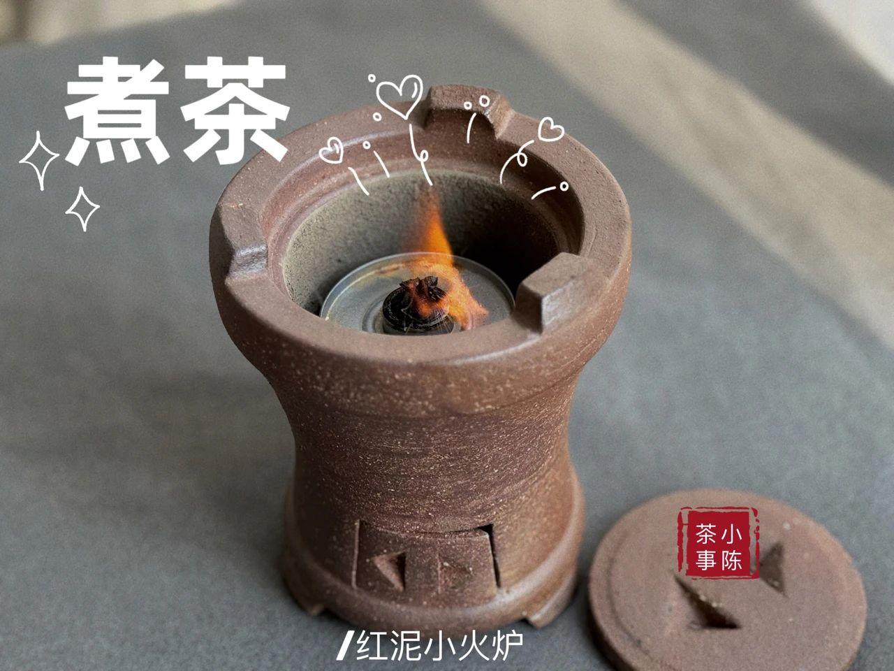 一个人喝茶，是不是不适合煮茶？
那倒未必。
冬日煮茶既可以是一群人的围炉取暖，也