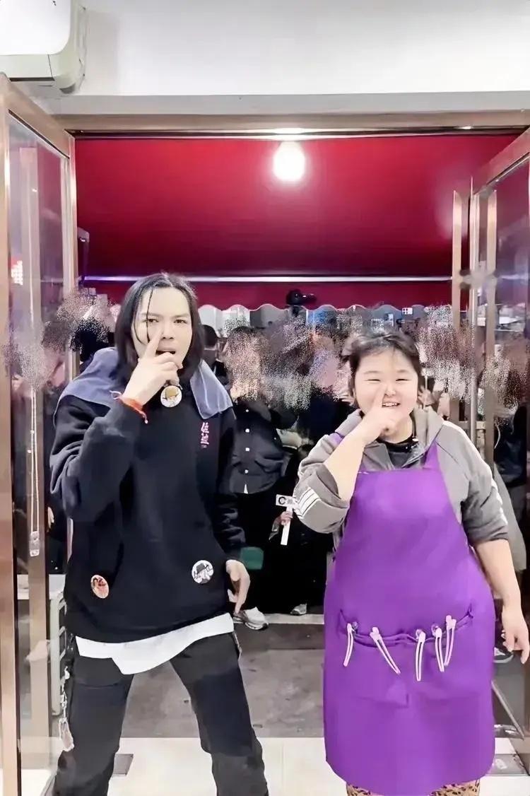 向佐这头发好像剪了又好像没剪，就前面多几个小辫子，但向佐看起来对晓华的手艺很满意
