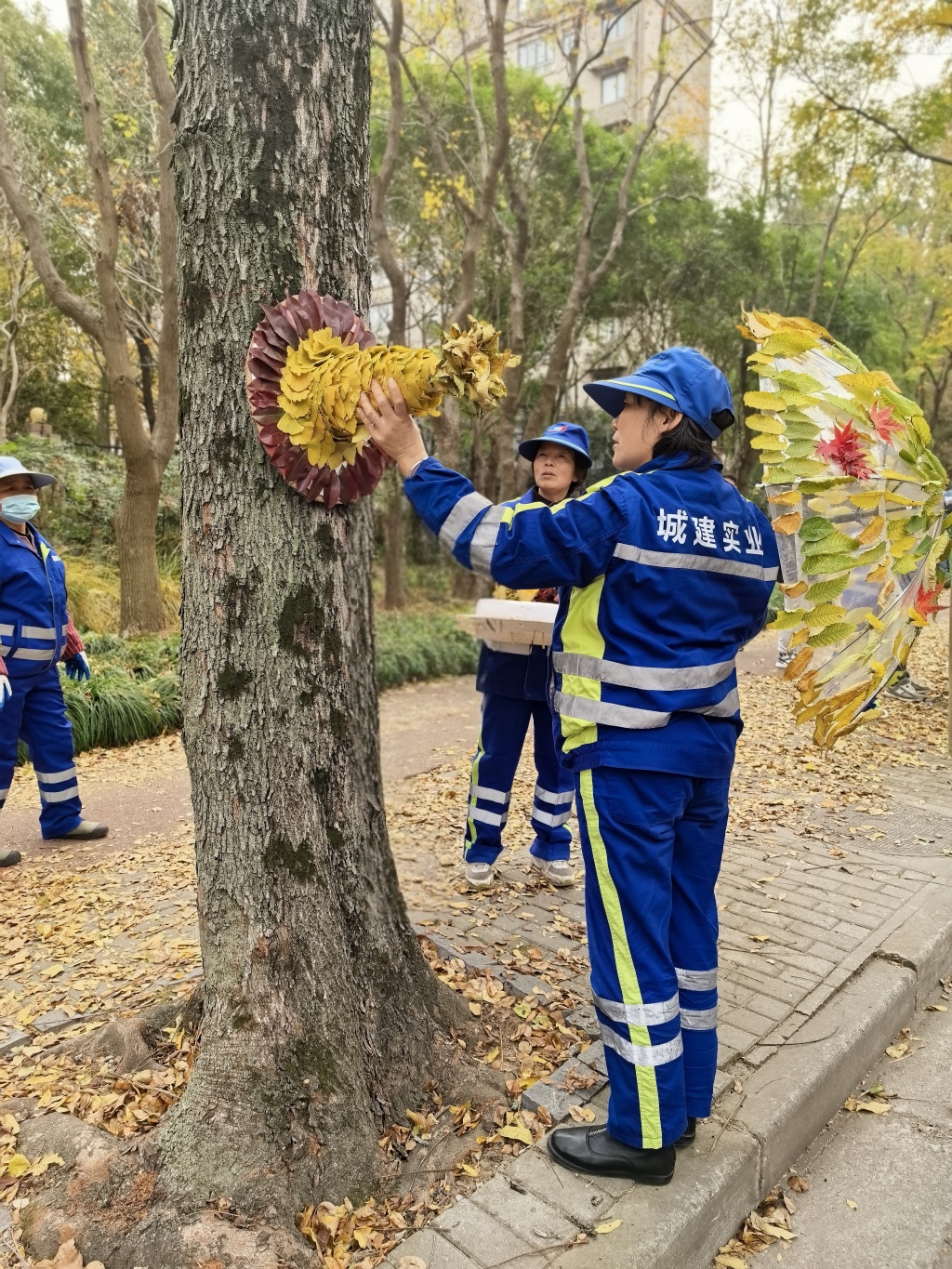 上海环卫工人都是美院毕业吗？浦东多路段上新“落叶不扫”街景