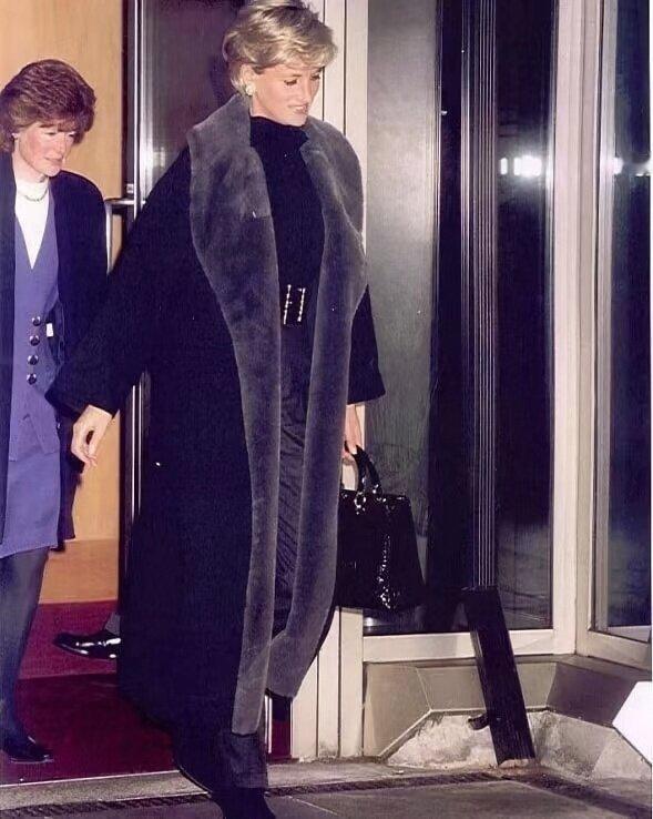斯宾塞家族的后裔，个个都是衣服架子，戴安娜王妃的几个侄女参加画廊夏季派对。
戴安