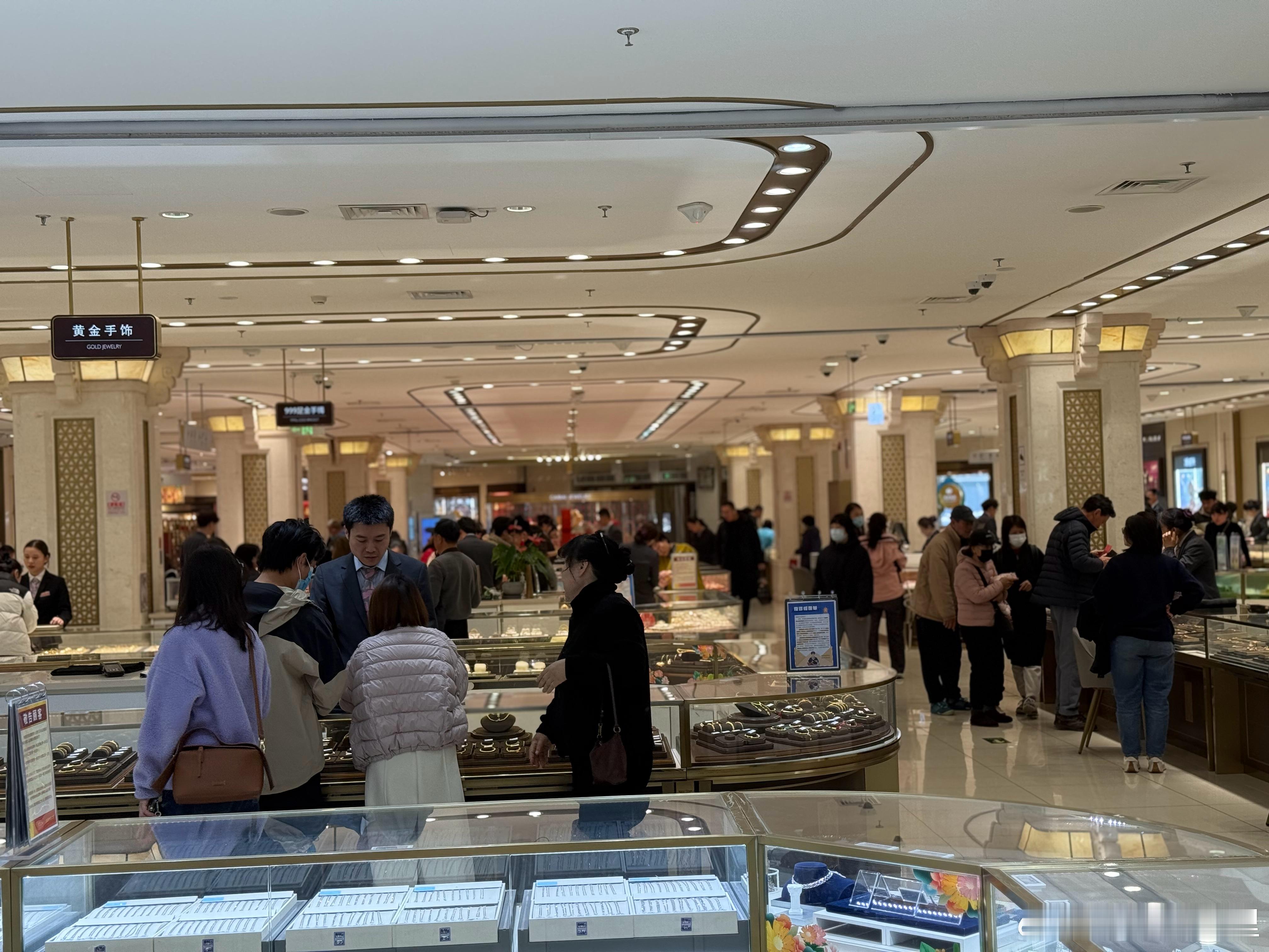 著名的菜市口百货，除了一层黄金有点人外，二层几乎没什么顾客……这是零售业的寒冬还