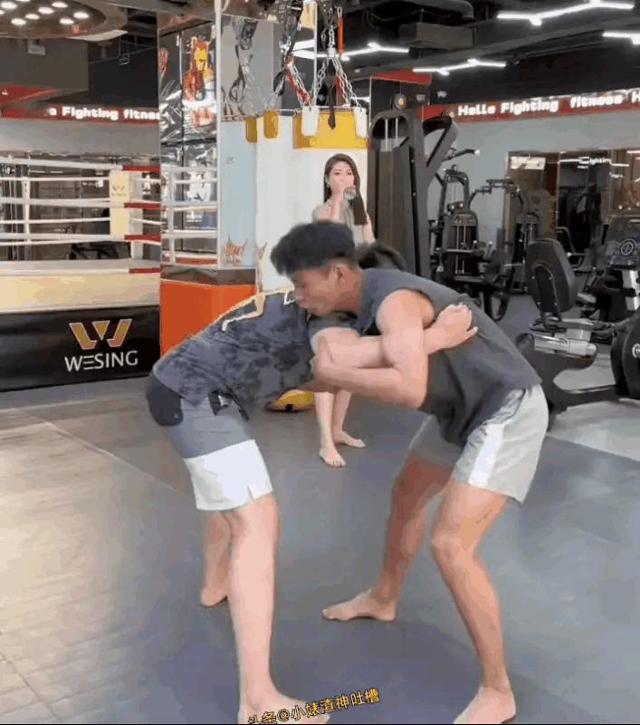 健身房中的女汉子，看不得男子嚣张，一举拿下。