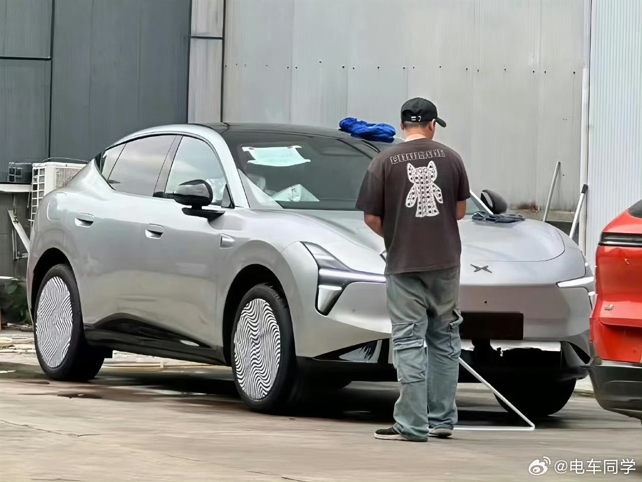 小鹏MONA SUV线条有点Model Y 的感觉，灯是非常家族化的。尾部线条往