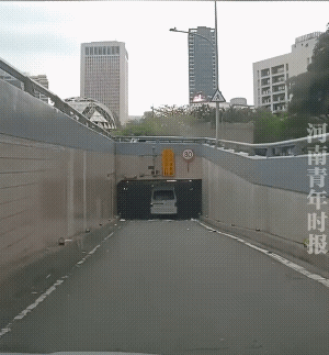 好似湾湾的。
车子不便宜，是进口车，不过，桥更贵。
提示了两米，还“咣当”了一声