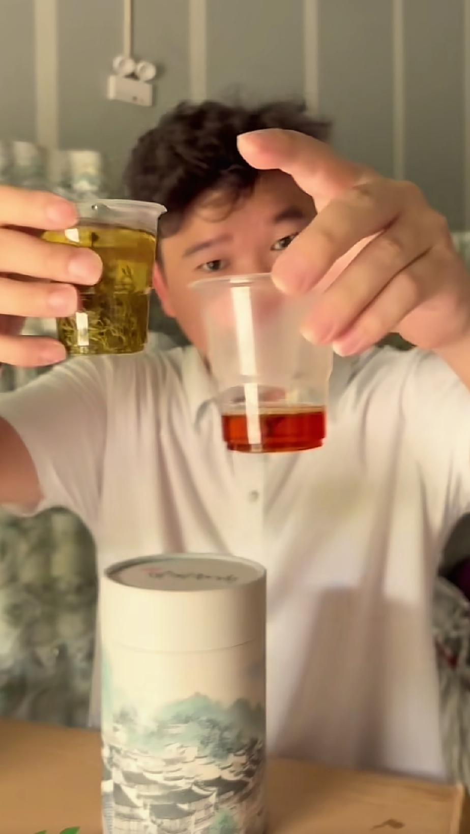 钟凡这次来到凤凰古城，打算处理手上积压的两万多元货款的凤凰雪茶。昨天直播带货时，