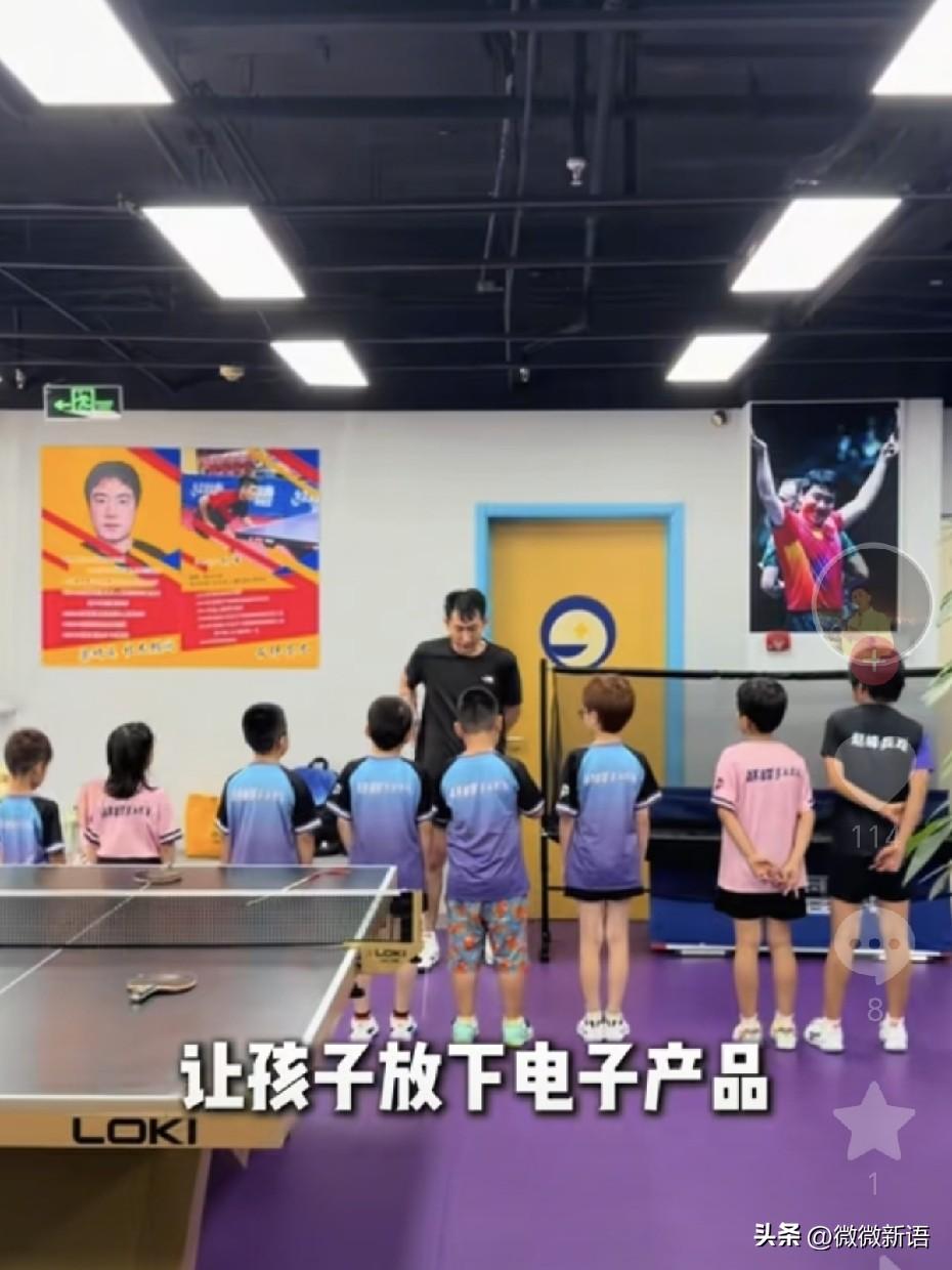 梁靖崑也会去球馆指导小学员。
在打乒超前，梁靖崑也在赵峰乒乓球馆，看到凉皮和二宝