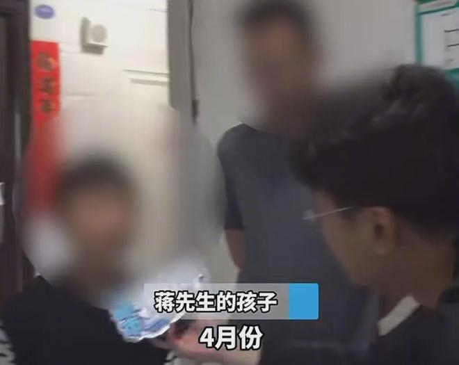 【10岁男孩拿电击棒威胁要钱？受害者父亲痛哭报警：“我连自己的孩子都保护不了！”