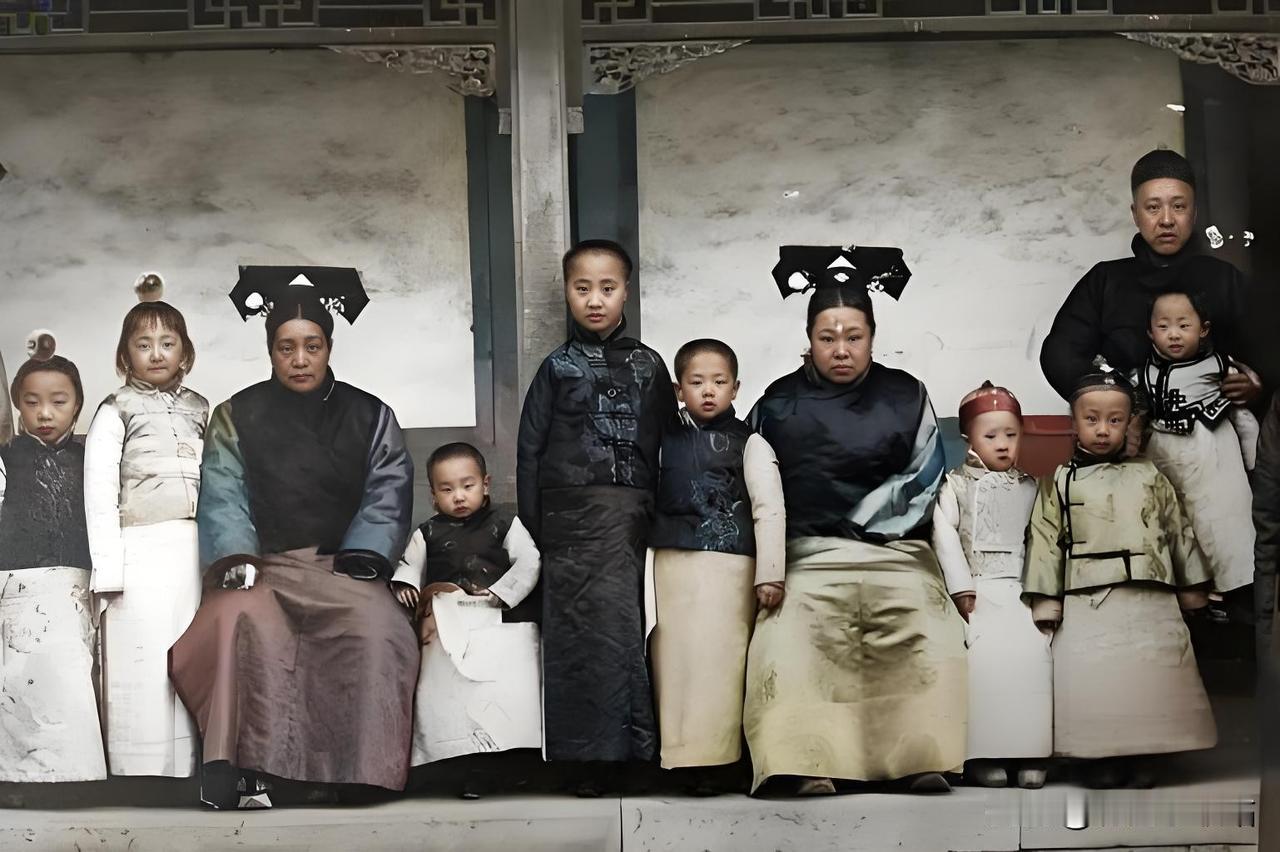 这张照片拍于1914年北京醇亲王府，是溥仪他们家的家族合影。坐在右边第五个的老太