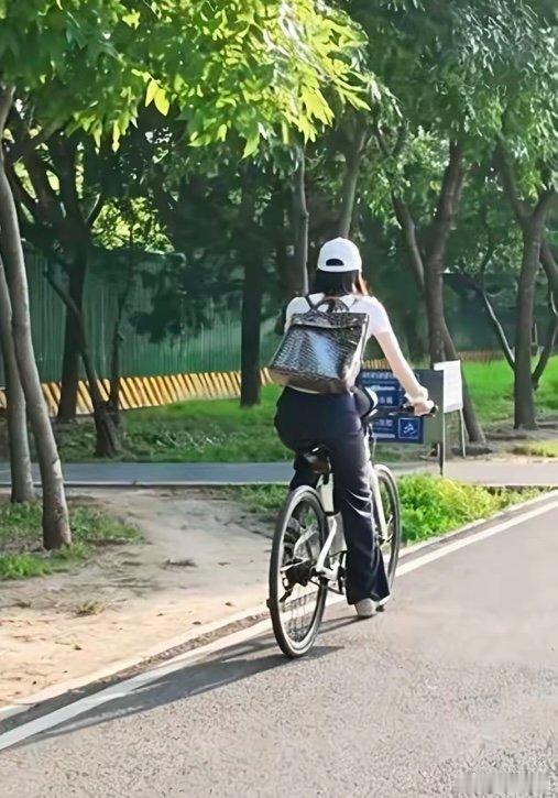 网友偶遇陈伟霆何穗带娃偶遇陈伟霆何穗带娃骑车兜风偶遇陈伟霆何穗带娃骑车兜风，画面