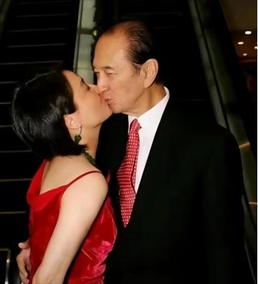 [浮云]1986年，已经65岁高龄的赌王何鸿燊，和年仅26岁的梁安琪热吻。当时的