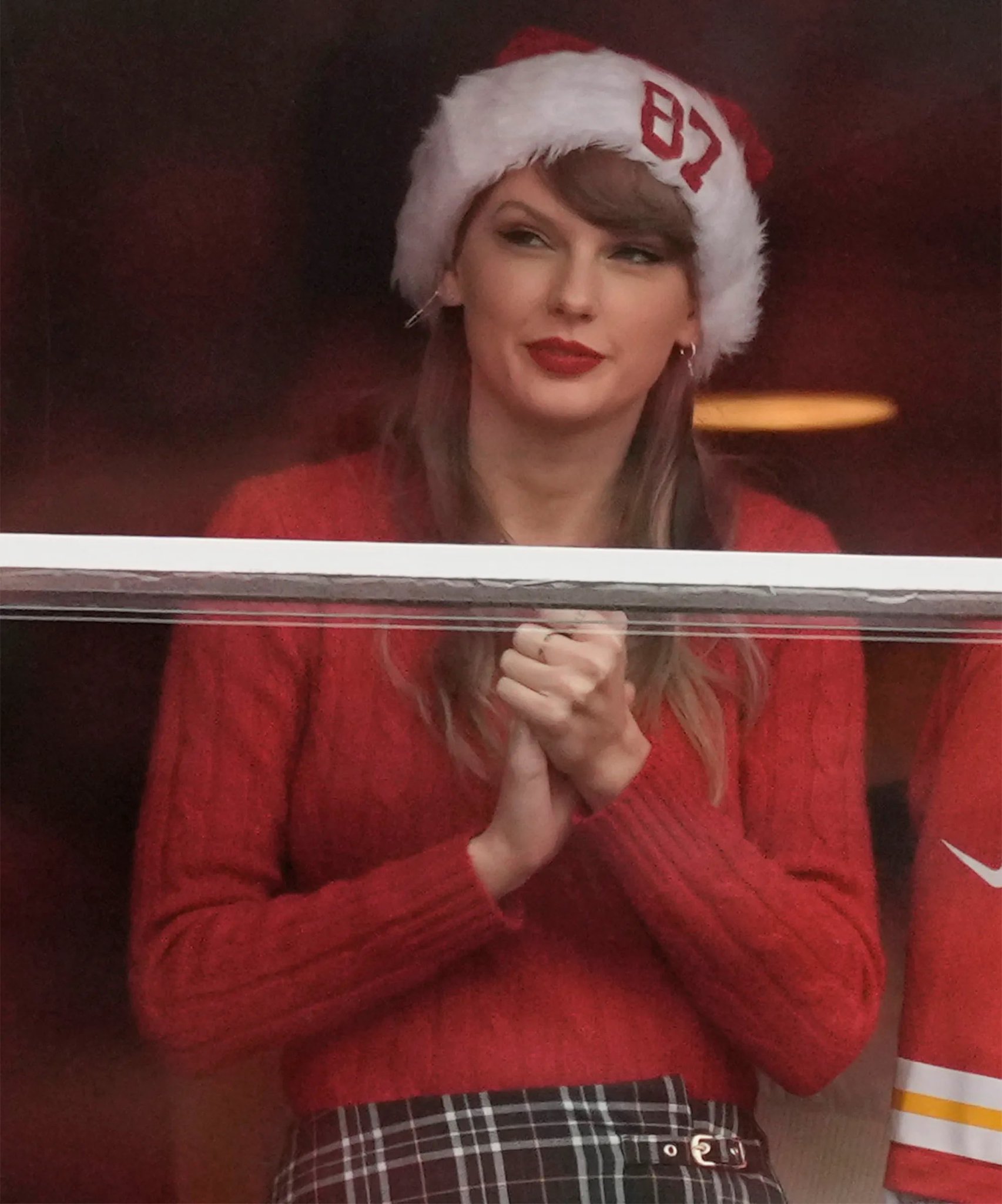 已经无缘季后赛的酋长队，主场13-20输给野马，凯尔西在箭头球场上演了告别赛。凯