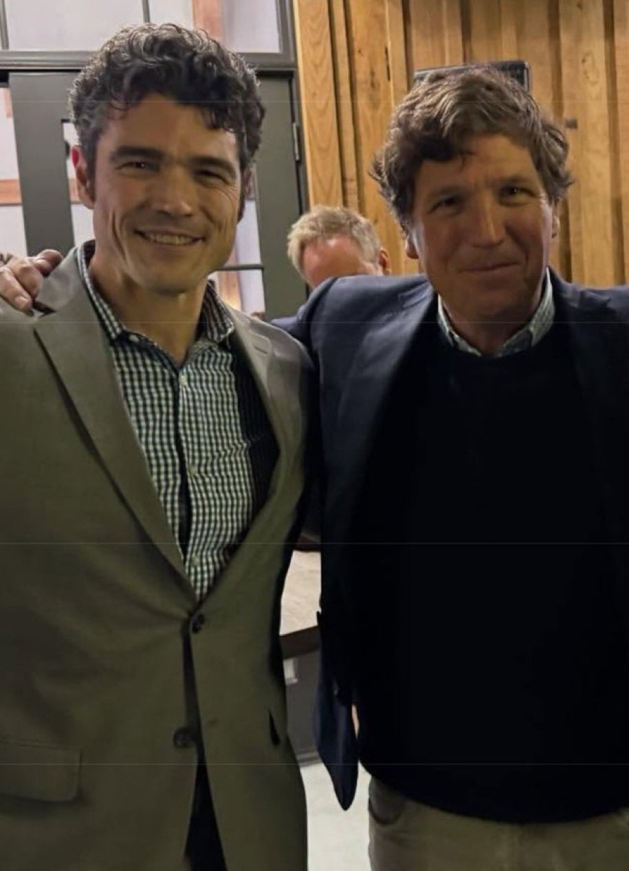 塔克卡尔森和肯特属于美国的极右，这个派别支持伊朗和俄罗斯，和两国领导人关系都很好