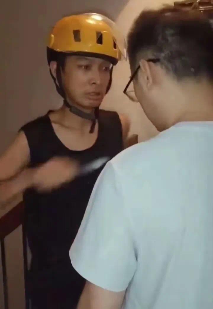 真是活该，这女滴仅退款买A退B，连累快递员，导致女滴老公被摸脖子，女滴守寡，快递