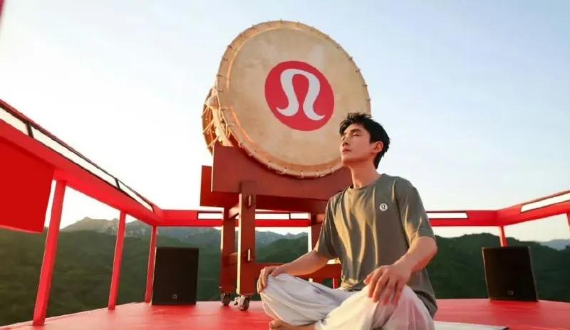 这五张图片完整还原朱一龙参与Lululemon“瑜见长城”瑜伽嘉年华活动引发的文
