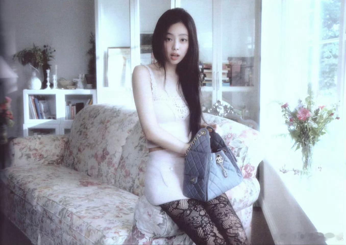 Jennie完全就是纯欲的神，印象中纯欲这个词大流行好像就是因为她[相爱][相爱