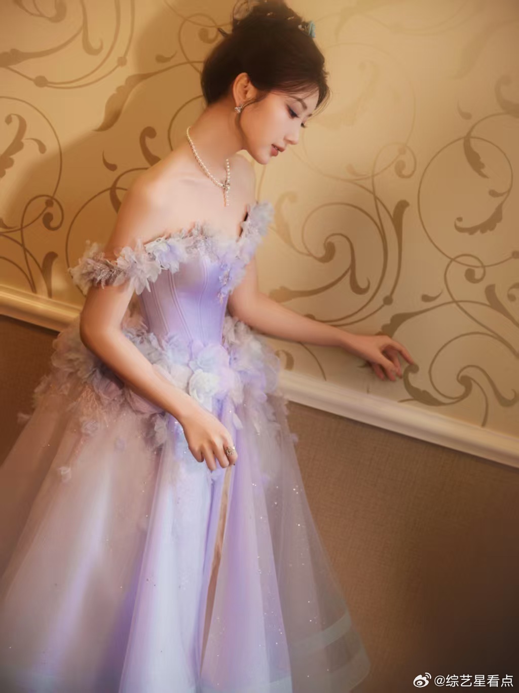 兔塑毛晓彤的人是天才毛晓彤是迪士尼在逃公主吧毛晓彤紫色蓬蓬裙一穿，谁看了不说一句