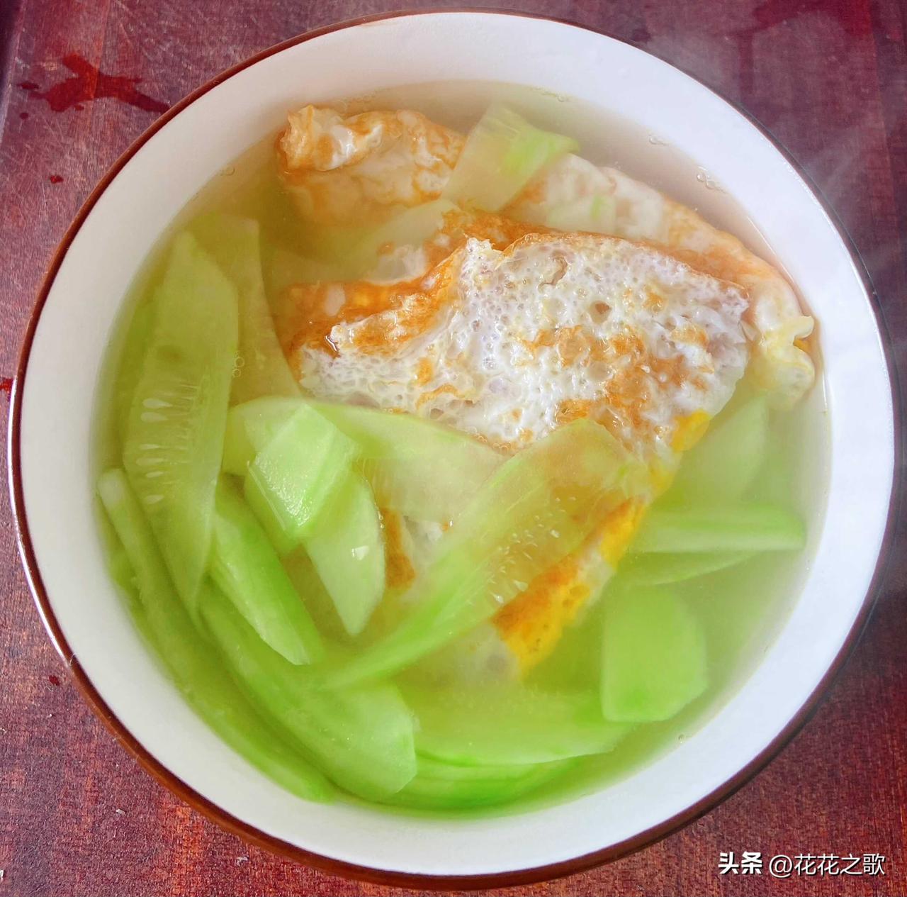 又想要热气腾腾的，又想要清爽型的，那就是这样干粮加汤的早餐。

干粮：大葱猪肉馅