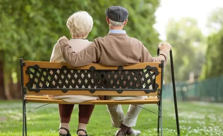 一位退休老人非常现实的忠告：
如果你有退休金，还有三四十万存款，那听我一个建议：