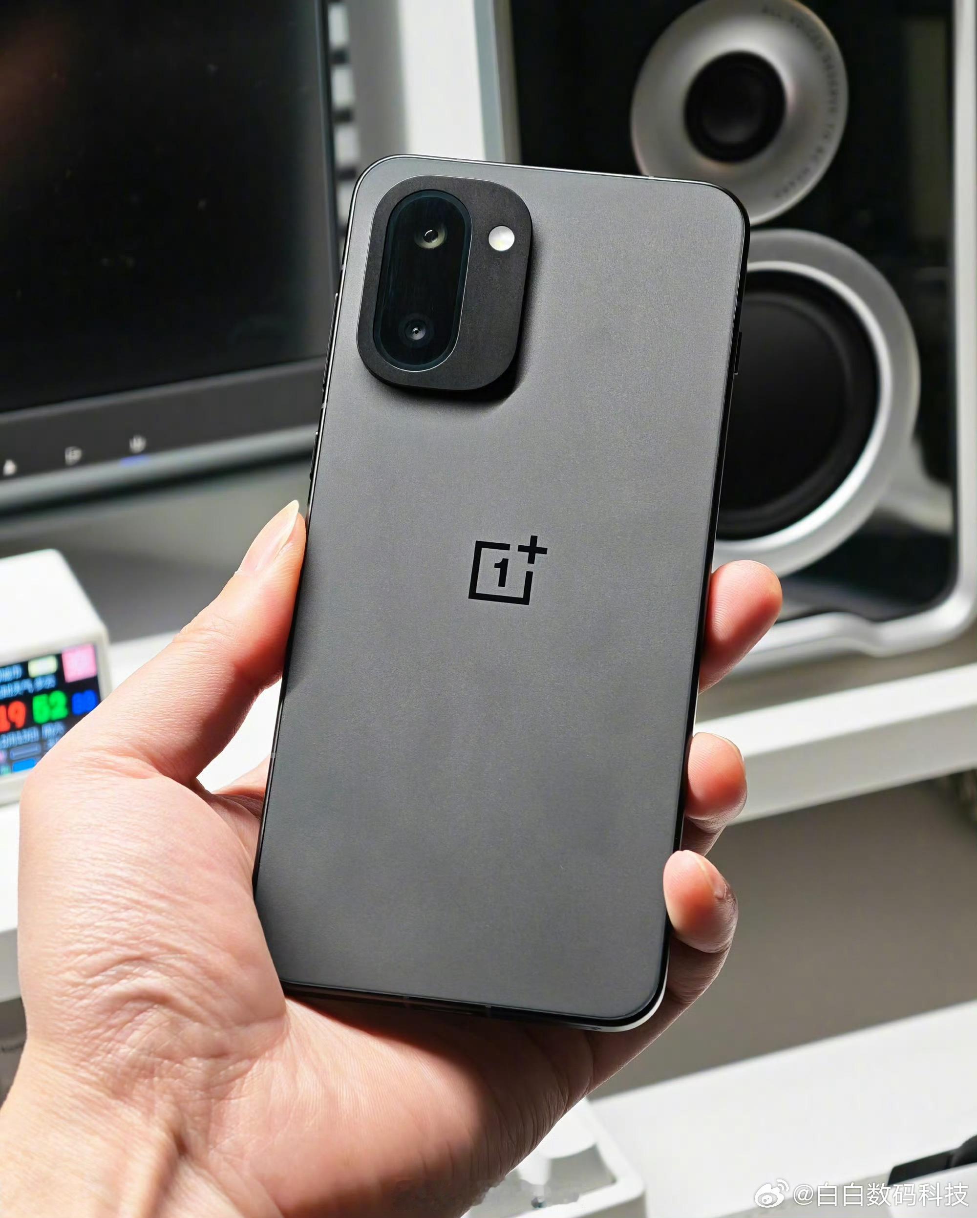 一加 Ace 6T 在搭载 8300mAh 超大电池的情况下，仍保持了相对轻薄的