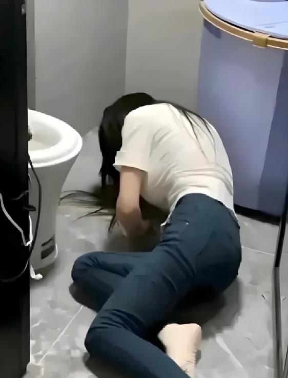 活久见！9月25日报道，浙江宁波，一女孩从16岁开始，一上厕所就晕倒，上课中途去