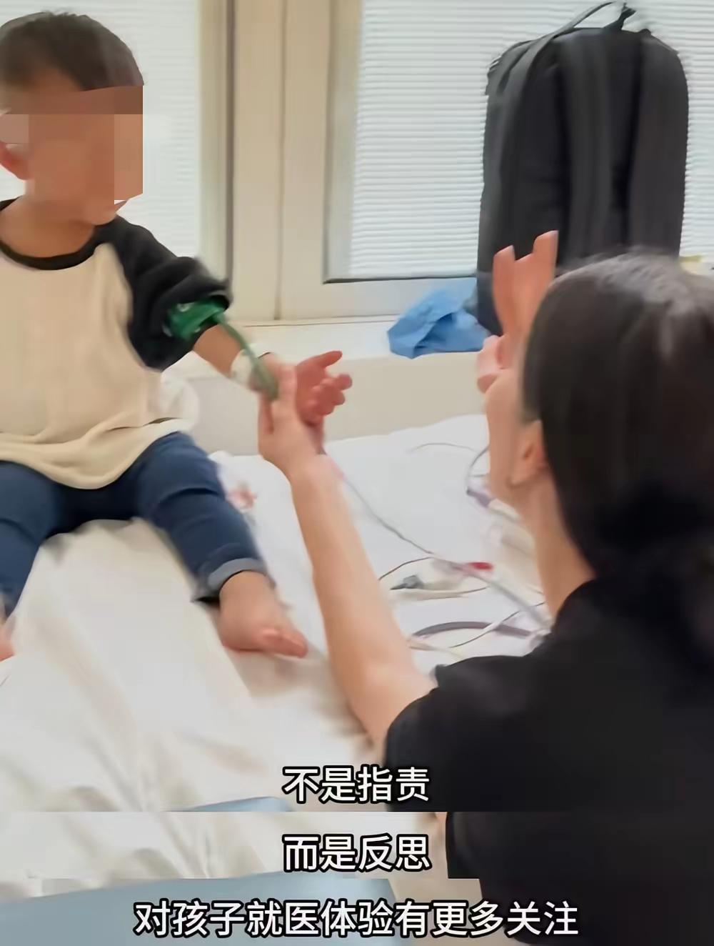 孩子手背扎着针
她低头发圈说国内医院冷
 
转眼点开聊天框
给家长推澳洲奶粉的链