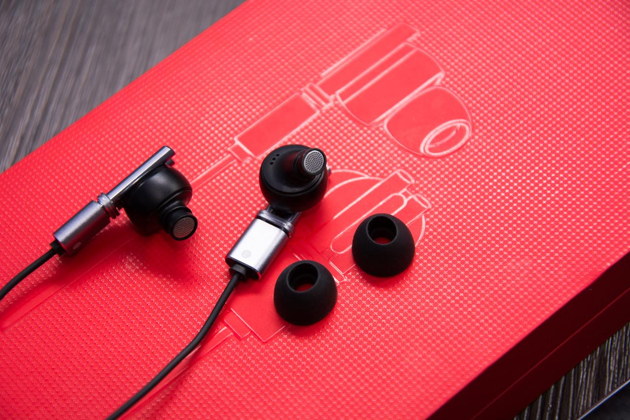 现在越来越多的年轻人发现有线耳机的优点了。最主要一个就是使用寿命远远超过无线耳机