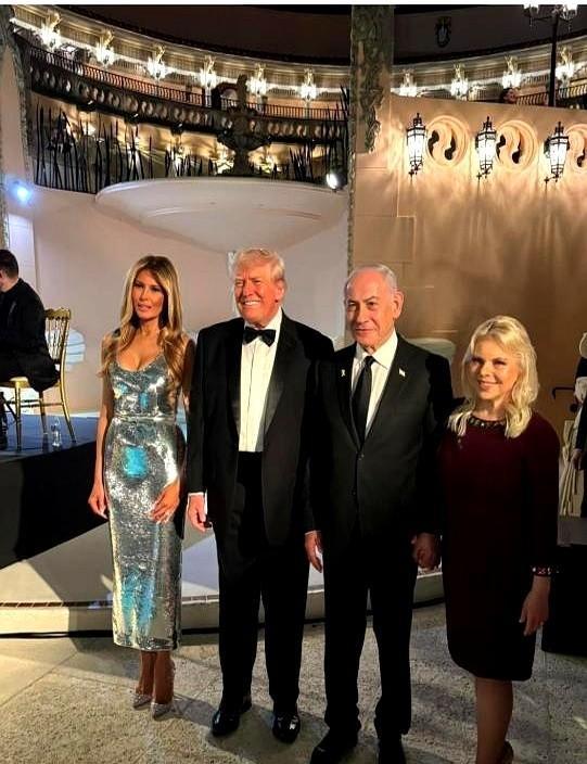 海湖庄园新年派对，一位女士仅着银裙素颜，却碾压全场珠光宝气。
这反差够大吧？
别