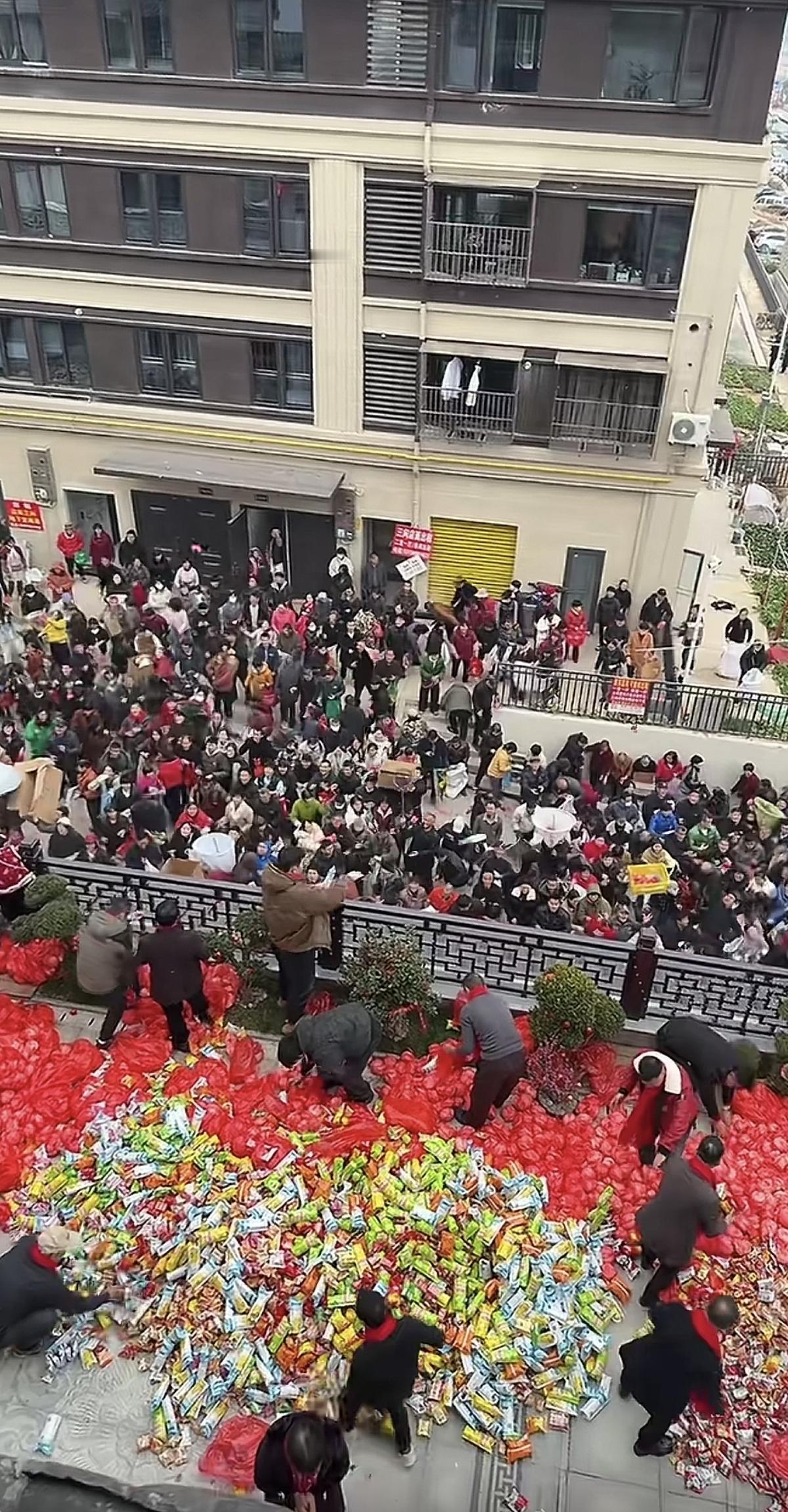 这户人家的乔迁之喜，确实大气。准备了那么多的馒头和零食，与亲朋好友和周围邻居们分