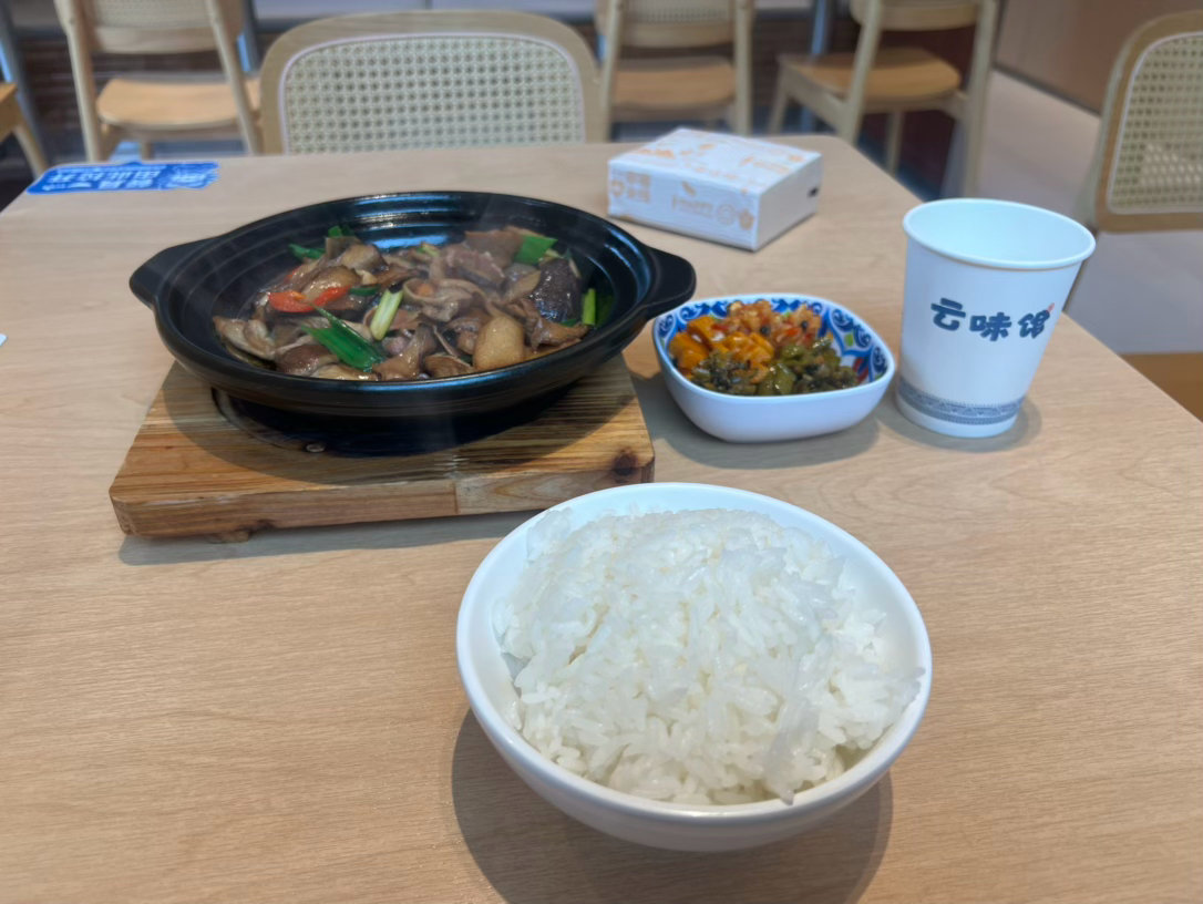 卸下一天的疲惫，走在归途，有风有景有心事，愿我们在平凡里，也能藏着属于自己的小确