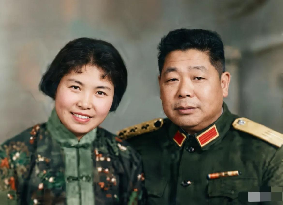 这是开国上将陈锡联与夫人王璇梅的合影，王璇梅陈赓第一任妻子王根英的亲妹妹，由陈赓