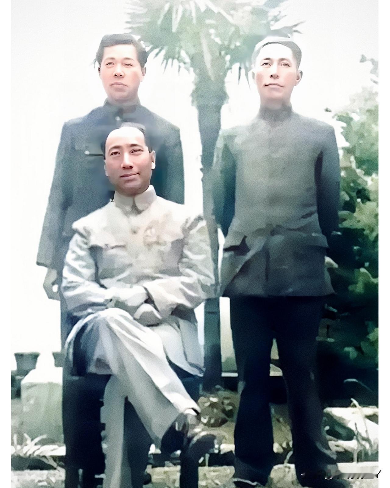 这是军统副局长戴笠与他的弟弟戴春榜及儿子戴藏宜的一张合影老照片，拍摄于上世纪40