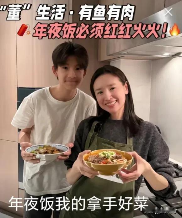 董洁儿子的颜值可以说是演员子女中最顶的，怪不得叫顶顶。
清瘦，个子高，穿一件简单