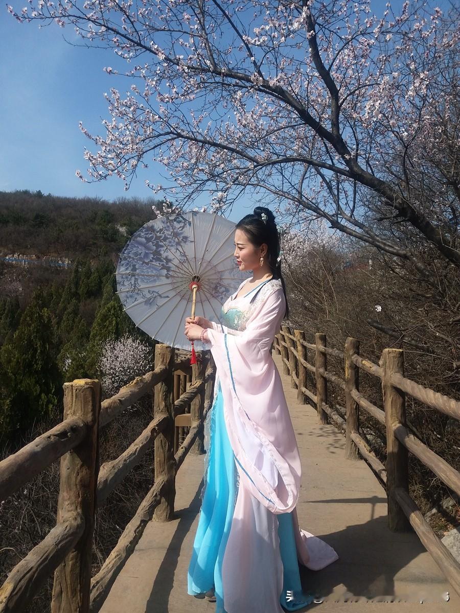 上联写杜鹃如焰，燃亮枝头晓日，是春日的热烈；下联对霞色漫过山岭，沉醉十里春风，是