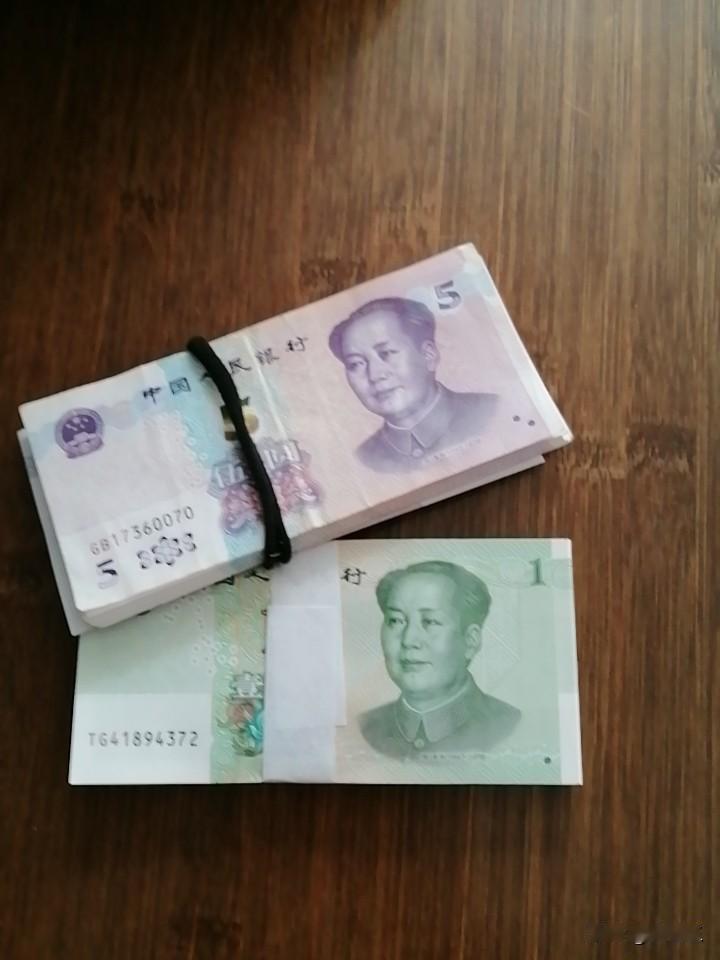 今天上街办事，忽然看到十字路口，有一家新开的银行，是招商银行。

以前，我们小城