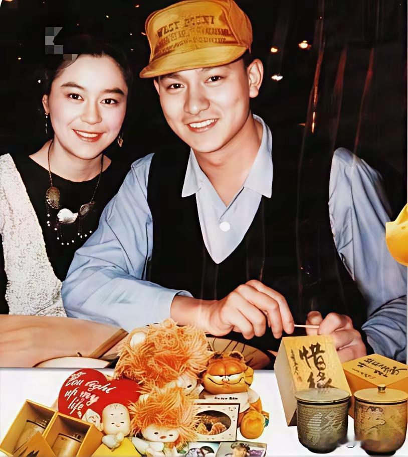 错过了刘德华
悔恨纠缠一生
之后喻可欣写了一本书《情海星空我与刘德华》[黑线]