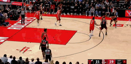 太糙了！阿门这基本功太差了！
在今天NBA常规赛火箭对阵公牛的第一节比赛末，阿门