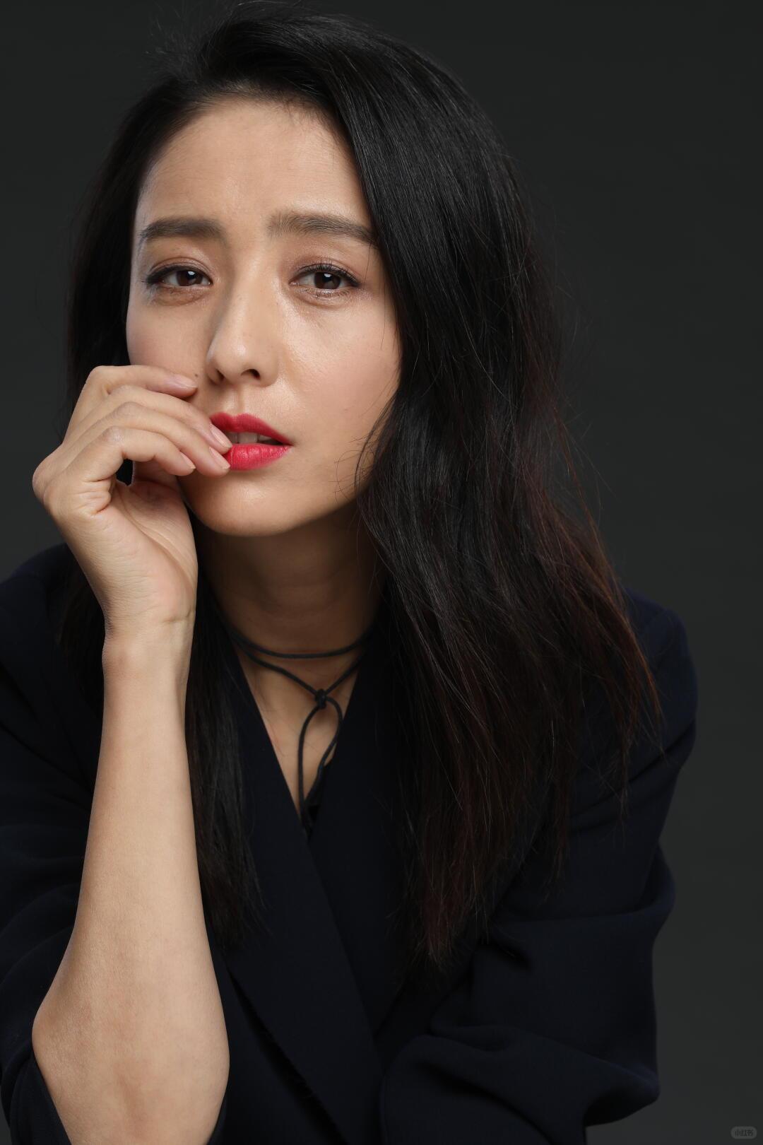 佟丽娅的审美最大优点：不跟风、不堆砌、扬长避短。她骨架纤细、肩颈线条优越，自带东