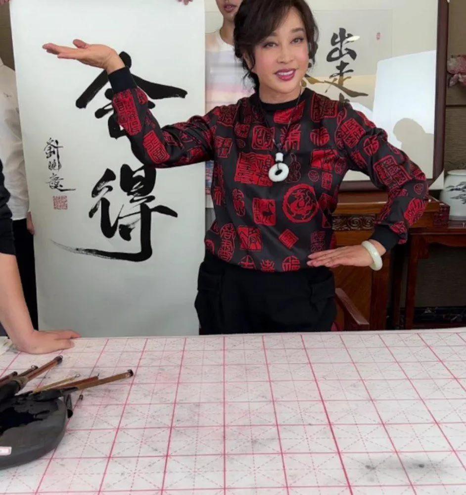 刘晓庆苦练多年书法，到底是什么水平？客观聊聊她的书法艺术
 提起刘晓庆，多数人熟