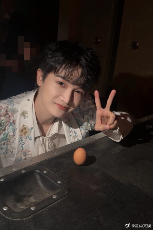 周深DIY抬龙头周深二月二解锁理发技能 春分遇龙抬头，周深：立蛋我会，剪头发我也