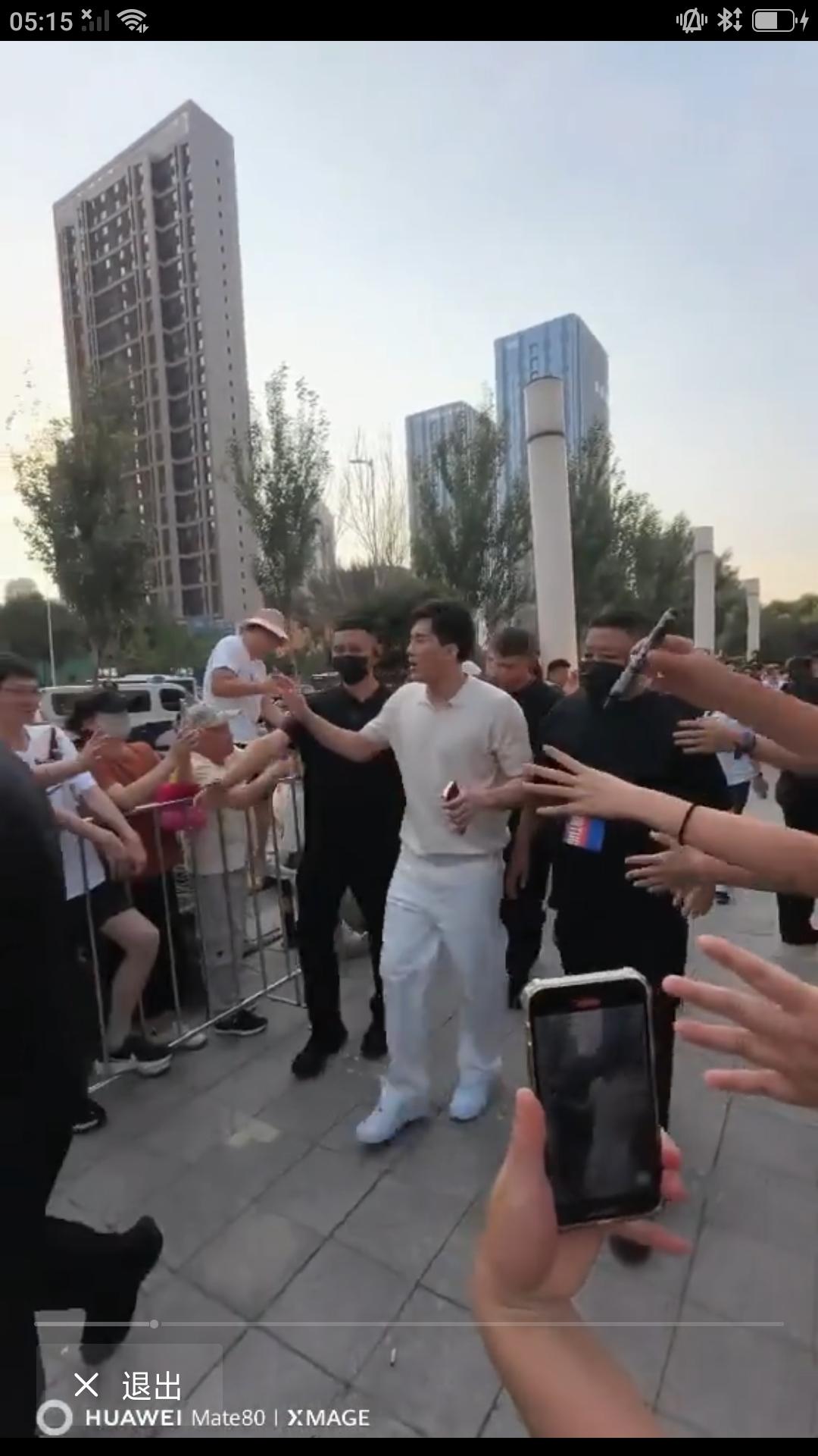 【郭艾伦回到家乡沈阳出席活动，现场人山人海盛况空前，不愧是CBA 流量王啊！】昨