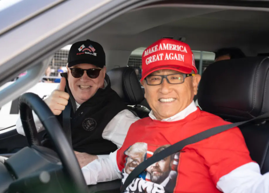 #特朗普竟称已故丰田社长承诺投资百亿#  【特朗普再闹乌龙：已故丰田社长要投资1