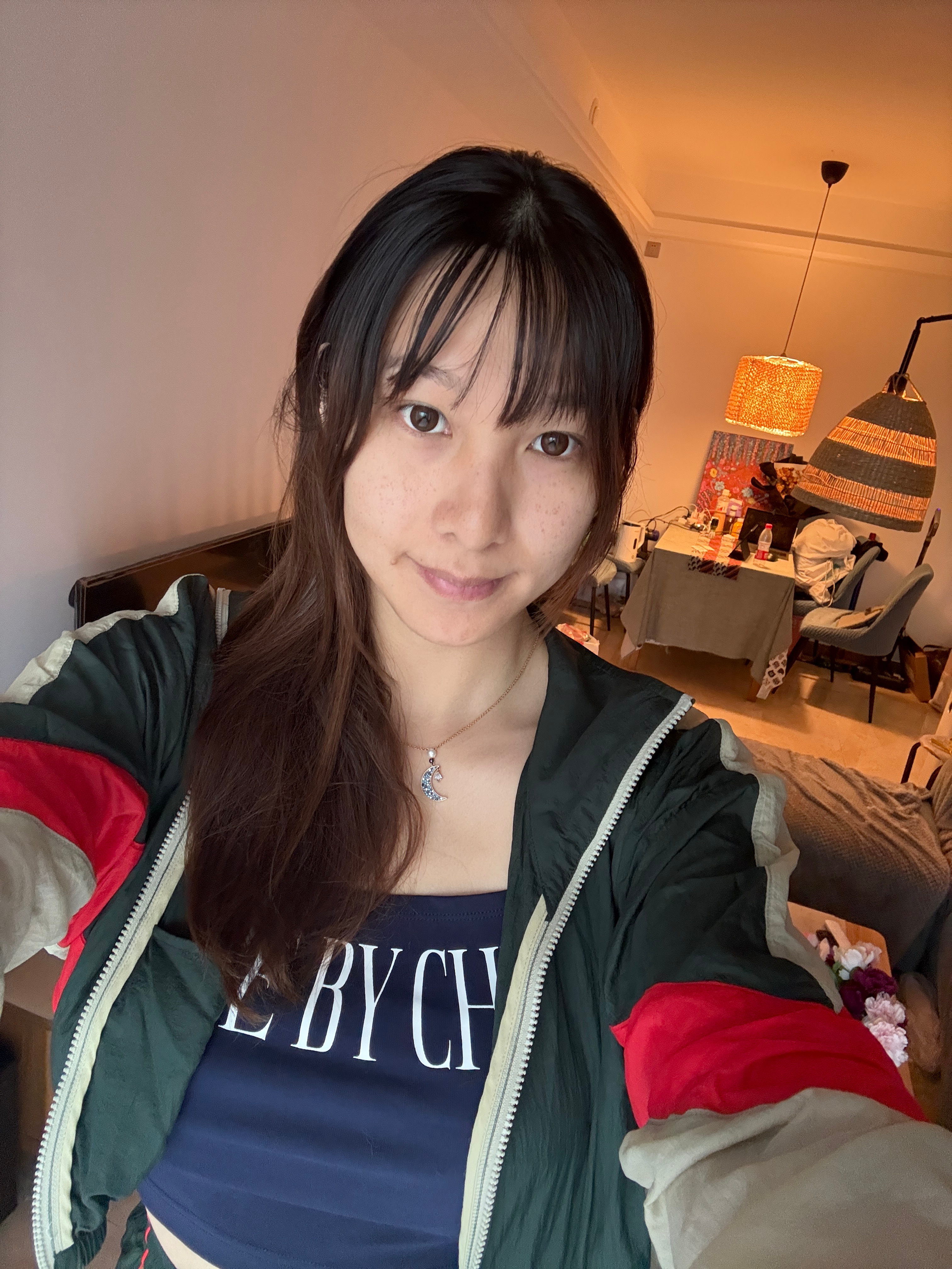 iphone原相机 快一周没化妆了今天看起来还挺白的有木有？ ​​​