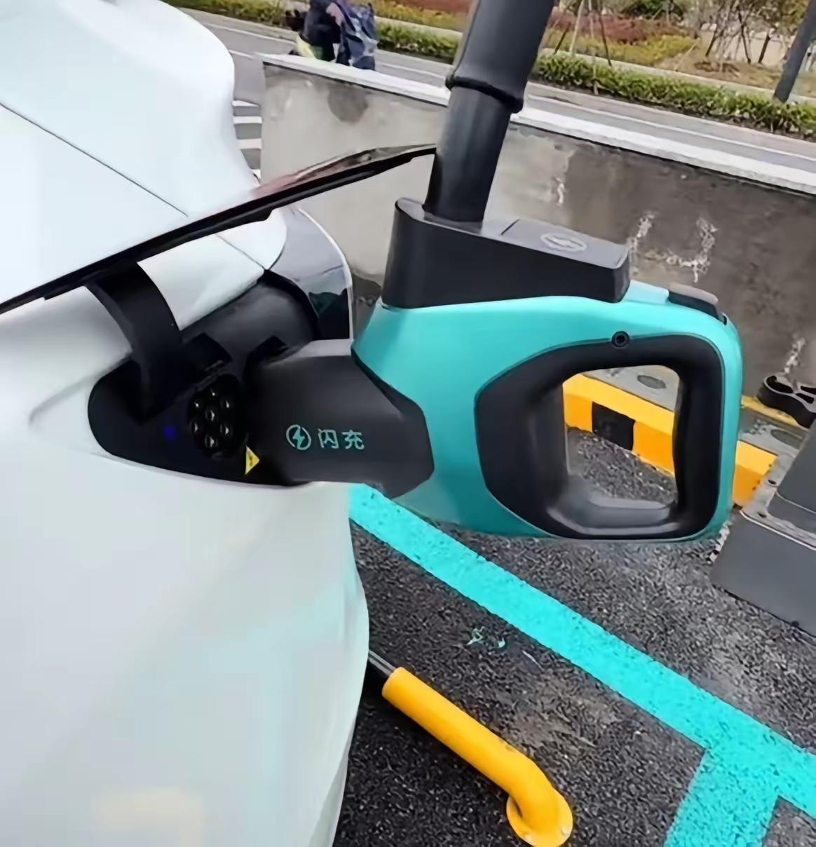 特斯拉车主跑去比亚迪闪充站充电，结果反过来被网友夸了。这事儿听着有点反常识，但看