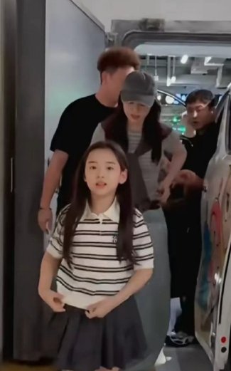 董璇带小酒窝参加东极岛首映礼董璇携带女儿小酒窝亮相《东极岛》首映礼，小酒窝越来越
