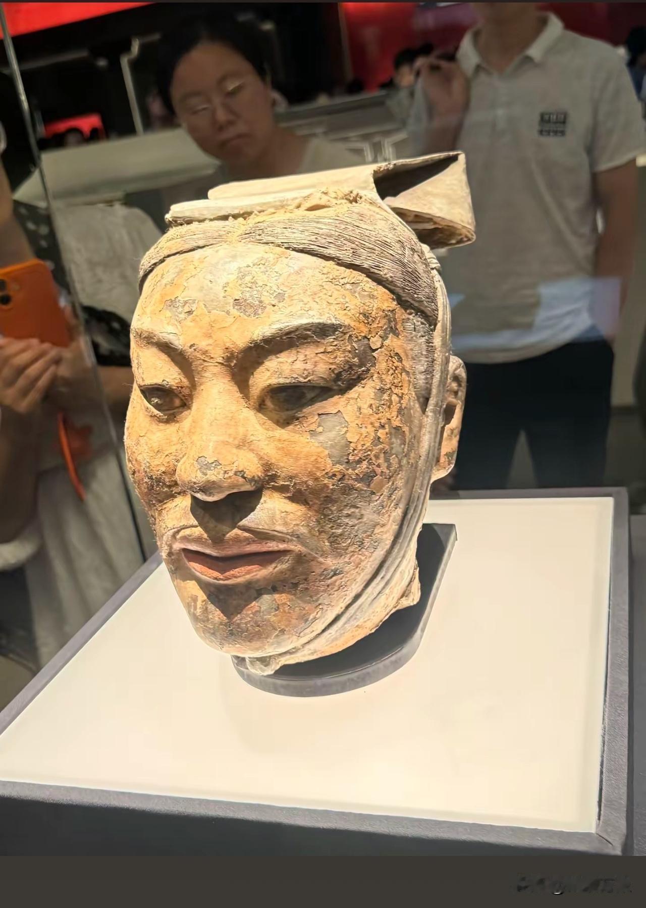 跨越两千多年的凝视，大秦将军的神情依旧清晰。秦兵马俑 工匠指纹清晰可见